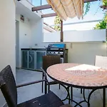 Дом отдыха Modern Two-floor Townhouse With Sauna Pacos Casa Sarilyn