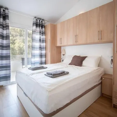 Modern Two-floor Townhouse With Sauna Pacos Casa Sarilyn Hébergement de vacances