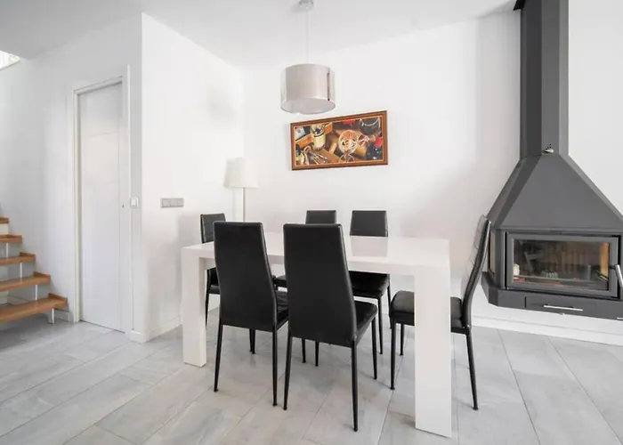 בית נופש Modern Two-floor Townhouse With Sauna Pacos Casa Sarilyn *