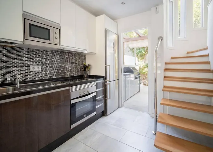 בית נופש Modern Two-floor Townhouse With Sauna Pacos Casa Sarilyn פואנגירולה