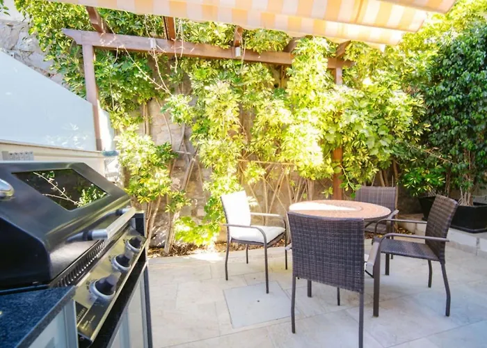 בית נופש Modern Two-floor Townhouse With Sauna Pacos Casa Sarilyn פואנגירולה