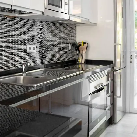 펜션 Modern Two-floor Townhouse With Sauna Pacos Casa Sarilyn 푸엔히롤라