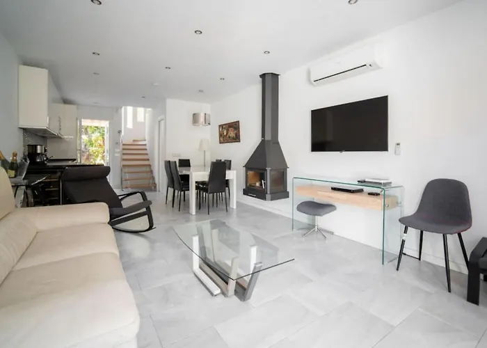 Vakantiehuis Modern Two-floor With Sauna